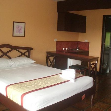 Hotel Graceland Estates And Country Club Lucena Exteriér fotografie